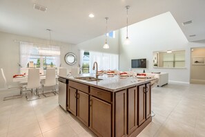 Villa, 6 Bedrooms | Private kitchen