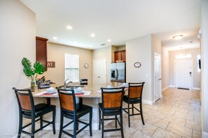 Villa, 5 Bedrooms | Makan dalam bilik