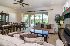 Biệt thự, 5 phòng ngủ | Khu phòng khách