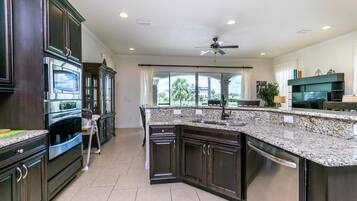 Villa, 5 Bedrooms | Private kitchen | Microwave, dishwasher