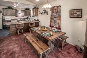 تناول الطعام داخل الغرفة