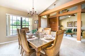 Villa, 5 Schlafzimmer | Essbereich im Zimmer
