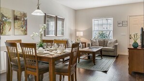 Stadtwohnung, 3 Schlafzimmer | Essbereich im Zimmer