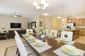 House, 6 Bedrooms | In-room dining