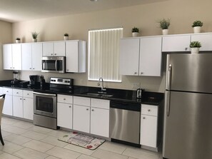 House, 4 Bedrooms | Private kitchen