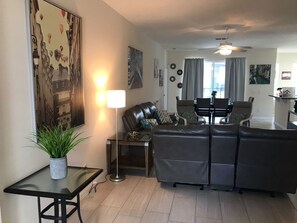 House, 4 Bedrooms | Living area