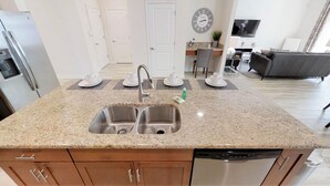 House, 6 Bedrooms | Private kitchen
