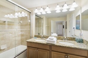 Maison mitoyenne, 4 chambres | Salle de bain
