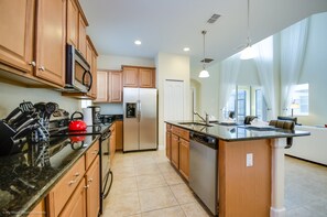 Villa, 5 slaapkamers | Privékeuken | Een magnetron, een oven, een kookplaat, een vaatwasser