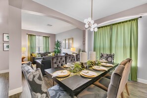 منزل - عدة أسرّة | تناول الطعام داخل الغرفة