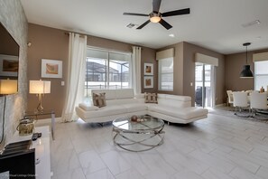 Villa, 6 Bedrooms | Living area