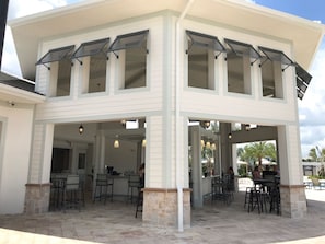 Bar junto a la piscina