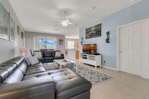 Maison, 4 chambres | Coin séjour