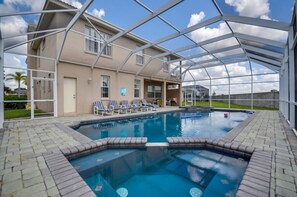 Outdoor pool - Vistapark Resort - 330 Vista View Drive (Davenport)