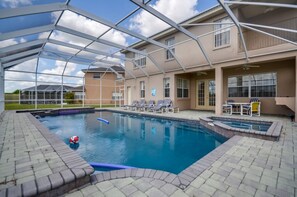 Outdoor pool - Vistapark Resort - 330 Vista View Drive (Davenport)