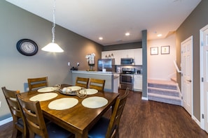 Maison en rangée, 3 chambres | Repas dans la chambre