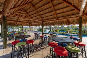 Casa de ciudad, 4 habitaciones | Bar junto a la alberca
