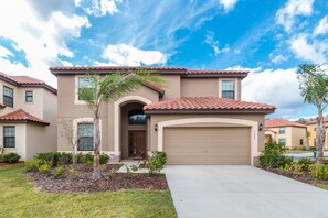 House, 6 Bedrooms | Front of property