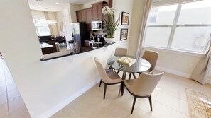 House, 6 Bedrooms | In-room dining