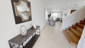 House, 6 Bedrooms | Hallway