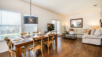 Townhome, 4 Bedrooms | In-room dining