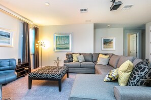 Villa, varias camas | Área de sala de estar