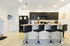House, 4 Bedrooms | Private kitchen