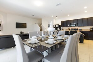 House, 4 Bedrooms | In-room dining
