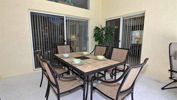 Villa, 4 Bedrooms | Outdoor dining