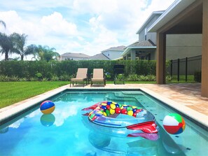 Una piscina al aire libre
