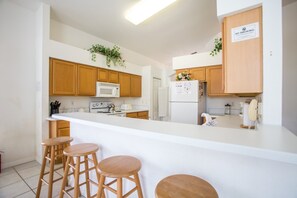 Villa, 4 Bedrooms | Private kitchen - Pinewood Country Estates - 118 Wall Ave (Davenport)