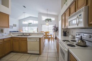 Villa, 4 Bedrooms | Private kitchen - Pinewood Country Estates - 118 Wall Ave (Davenport)