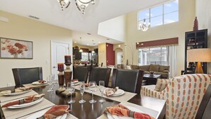 Villa, 5 Schlafzimmer | Essbereich im Zimmer