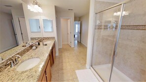 House, 6 Bedrooms | Bathroom