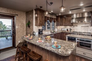 House, 4 Bedrooms | Private kitchen - Ruidoso - 171 Deer Park Drive (Alto)