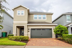 House, 6 Bedrooms | Front of property