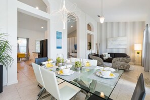 House, 4 Bedrooms | In-room dining