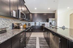 House, 6 Bedrooms | Private kitchen - Storey Lake - 4784 Kings Castle Circle (Kissimmee)