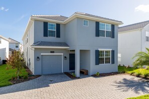 Casa, 6 habitaciones | Vista frontal de la propiedad