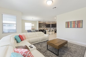 House, 6 Bedrooms | Living area - Storey Lake - 4784 Kings Castle Circle (Kissimmee)