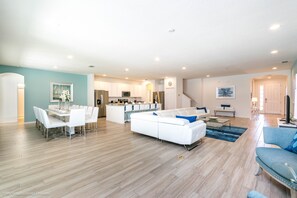 Villa, varias camas | Zona de estar