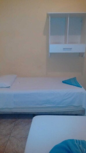 Quarto triplo econômico, 3 camas de solteiro, para não fumantes | Wi-Fi de cortesia, roupa de cama