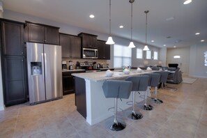 Condo, 5 habitaciones, alberca privada | Cocina privada | Refrigerador con congelador, microondas, horno y parrilla de estufa 