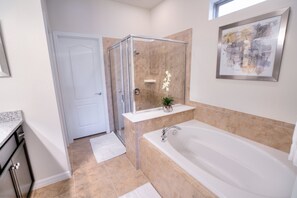 Appart'hôtel, 5 chambres, piscine privée | Salle de bain | Serviettes fournies