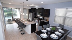 Condo, 5 habitaciones, alberca privada | Cocina privada | Refrigerador con congelador, microondas, horno y parrilla de estufa 