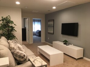 Condo, 5 Bedrooms | Living room