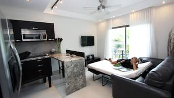 Signature Ultra Luxury 1BR W/Kitchen & Balconies | Dapur peribadi | Peti sejuk/penyejuk beku saiz penuh, ketuhar gelombang mikro, dapur 