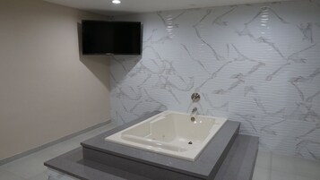Honeymoon Room, 1 King Bed, Non Smoking, Jetted Tub | Jetted tub