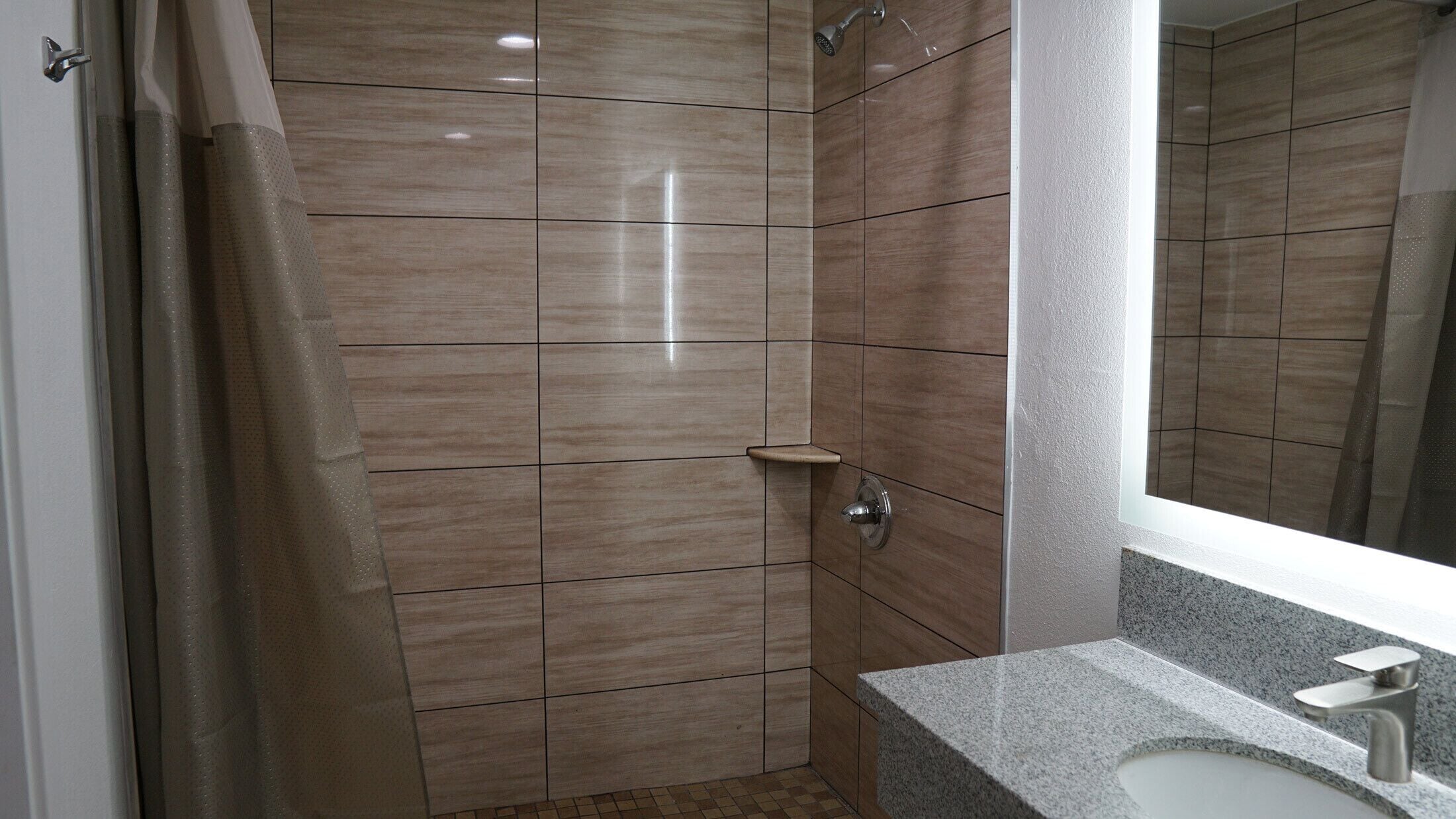 Tina con regadera, bidet, toallas 