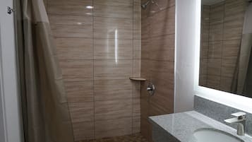 Tina con regadera, bidet, toallas